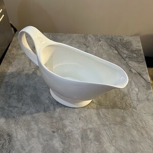 Hotel Collection Gravy Boat in White ceramic safe for dishwasher /microwave